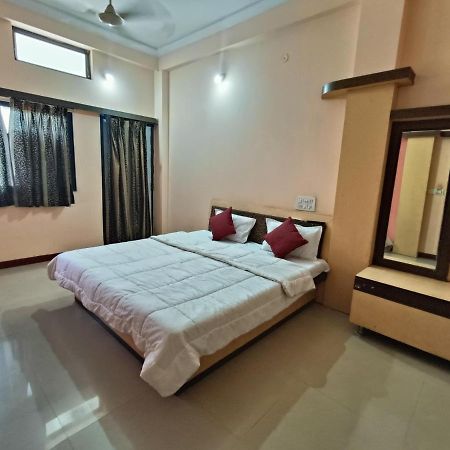Hotel Chaitanya Maheshwar Exteriör bild