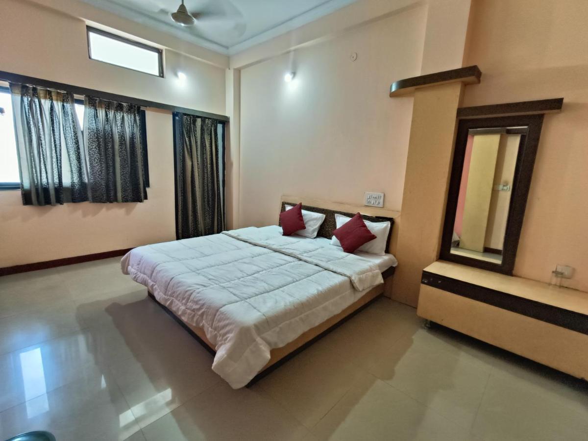 Hotel Chaitanya Maheshwar Exteriör bild