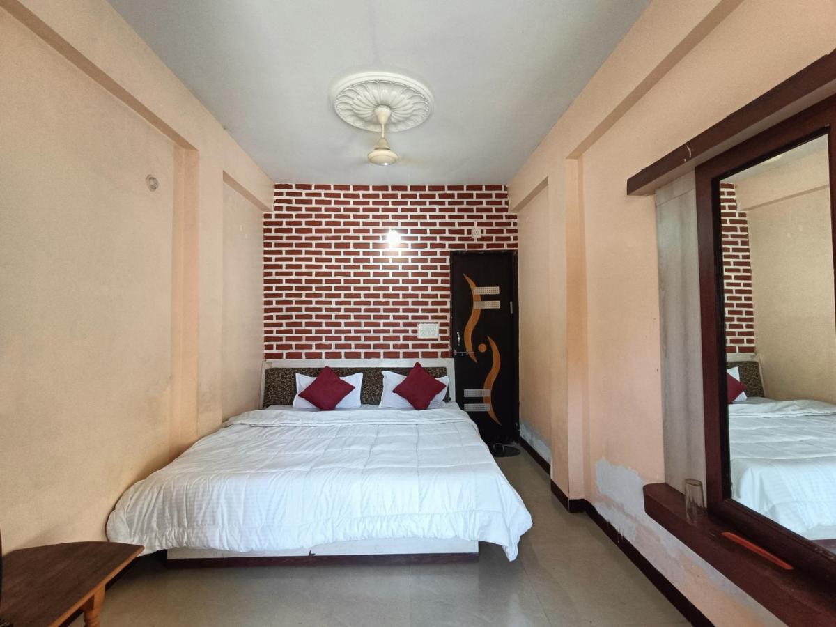 Hotel Chaitanya Maheshwar Exteriör bild
