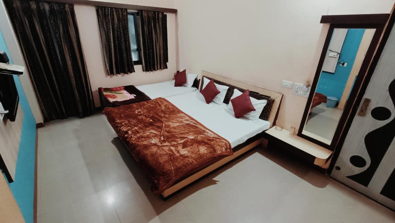 Hotel Chaitanya Maheshwar Exteriör bild
